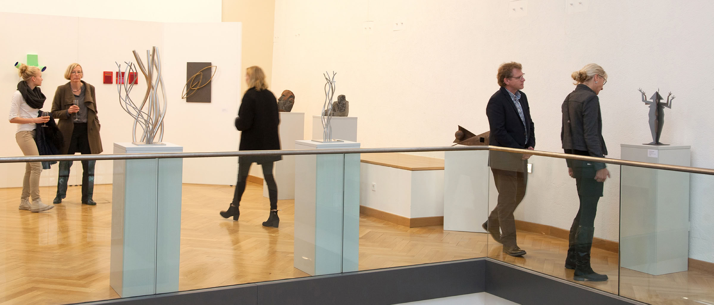 Besucher in der Ausstellung "Die kleine Form"